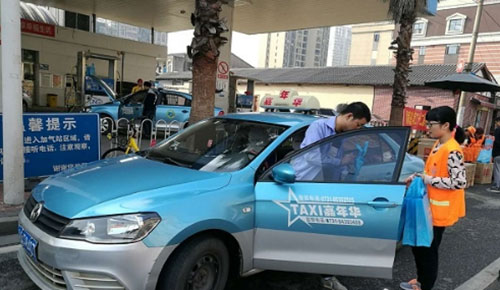 對車窗拋物說不！長沙環(huán)衛(wèi)局免費發(fā)放2000個車載垃圾桶