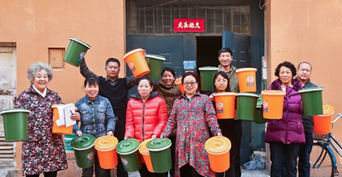 社區(qū)免費分發(fā)塑料垃圾桶 加強(qiáng)分類環(huán)保意識