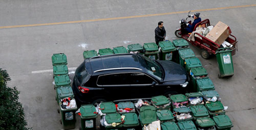 隨意亂停車(chē)，大爺搬垃圾桶怒攔私家車(chē) 