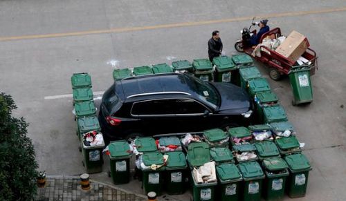汽車(chē)被垃圾桶包圍是被惡搞還是得罪人了？