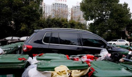 汽車(chē)被垃圾桶包圍是被惡搞還是得罪人了？