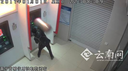 取款不成功，竟用垃圾桶出氣