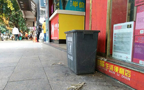 垃圾桶當足球踢？！城區(qū)大半年累計丟近千個垃圾桶